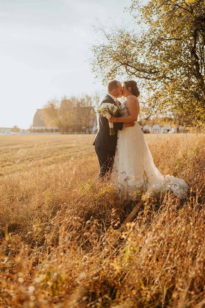 GALLERY VERT 0004 2022 10 21 Sarah Andrew Larson Wedding 310