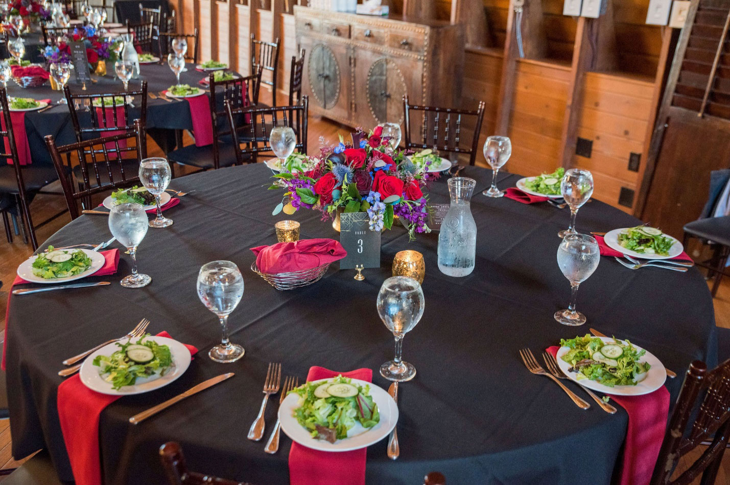 GAB-Modernize-a-Barn-Wedding-wedding-table-2
